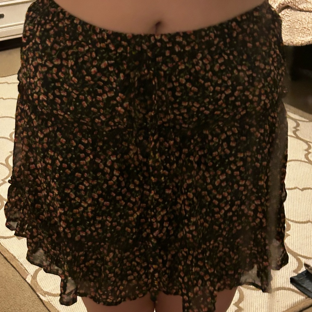 Black skirt w/ floral prints, loose fit size S